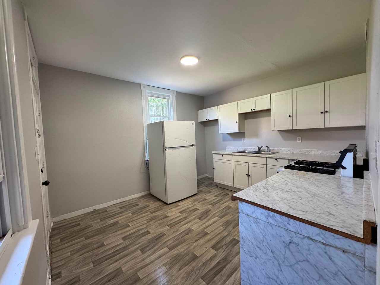 304 Walnut St - Photo 2 of 10