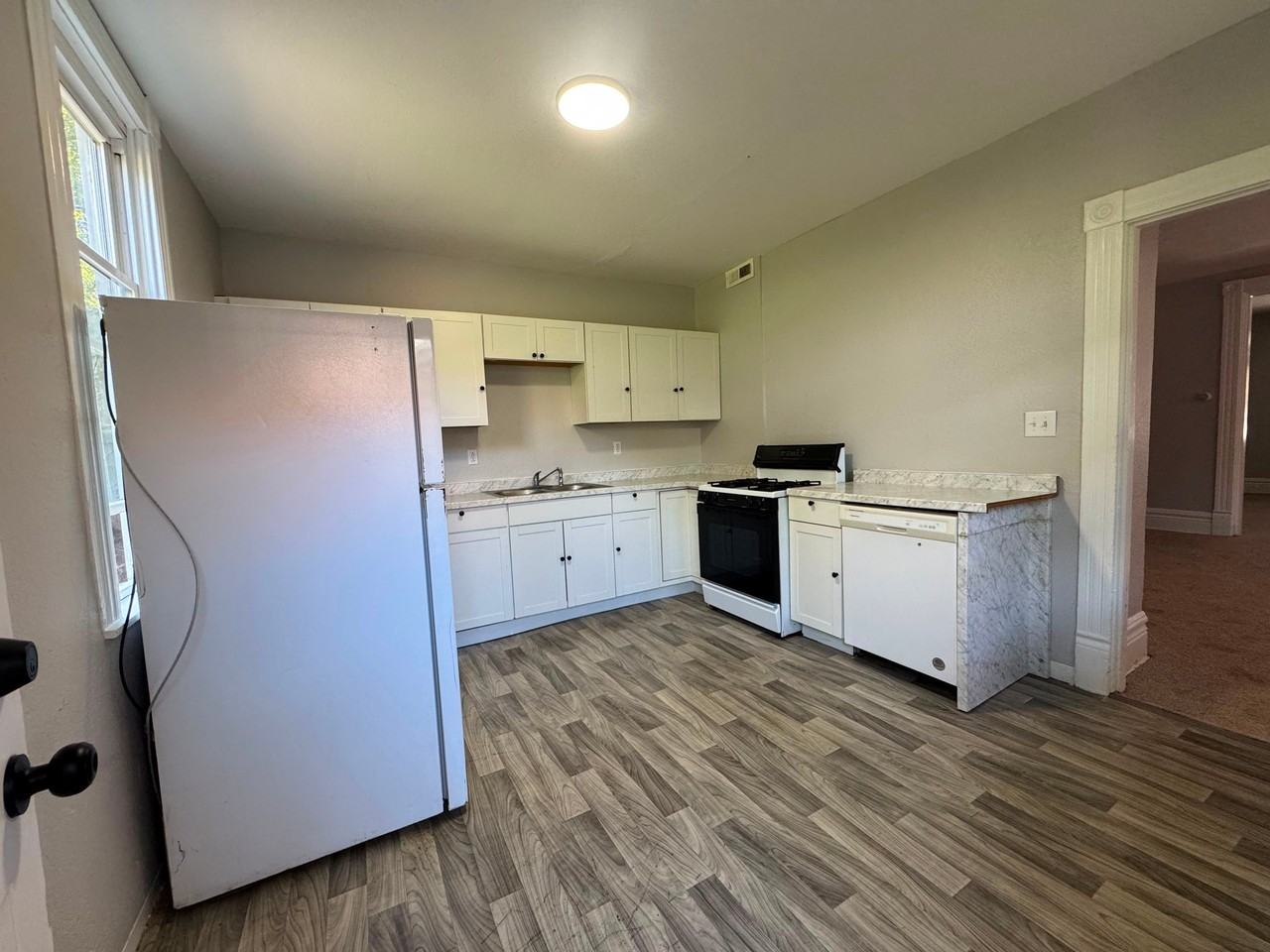 304 Walnut St - Photo 3 of 10