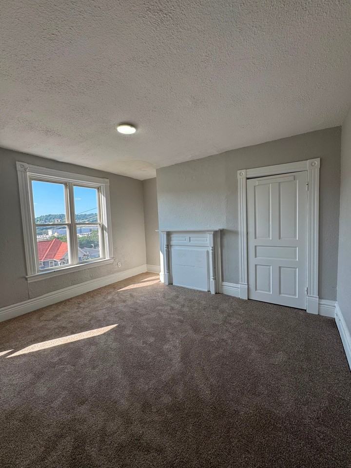 304 Walnut St - Photo 6 of 10