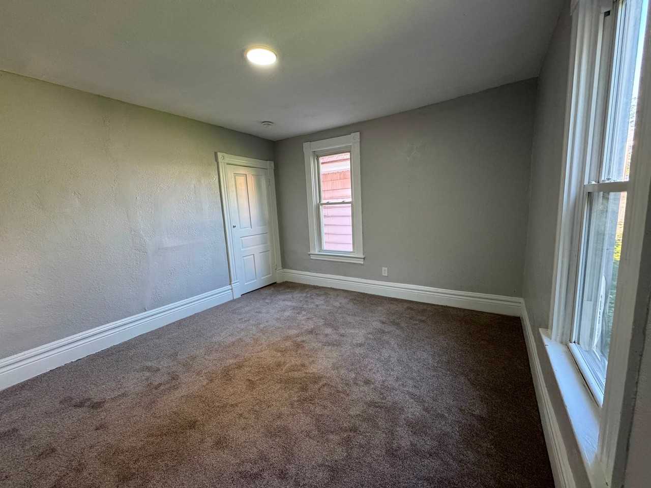 304 Walnut St - Photo 7 of 10