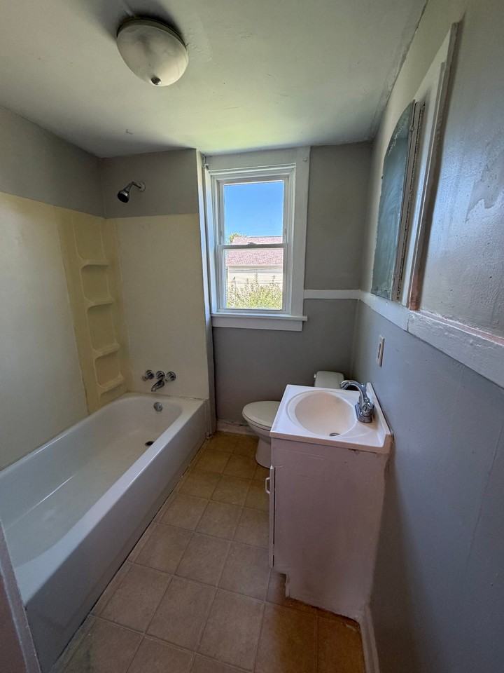 1642 E Hudson St - Photo 7 of 8