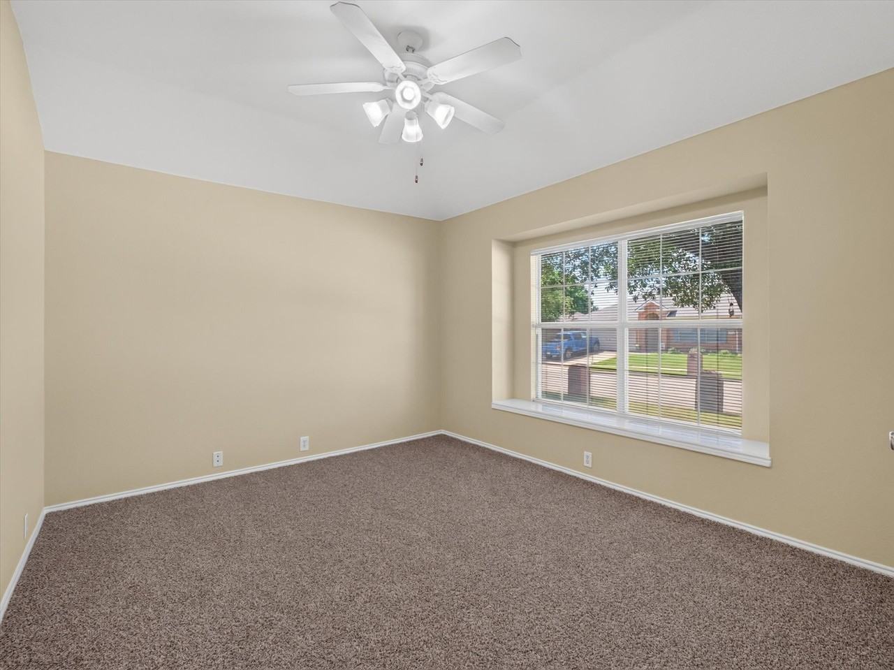 3004 Sawgrass Dr - Photo 3 of 20