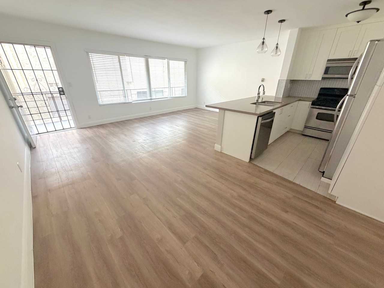 1008 7th St #5 - Photo 3 of 28