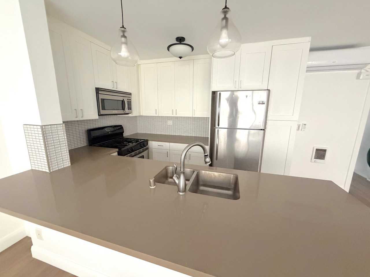 1008 7th St #5 - Photo 6 of 28