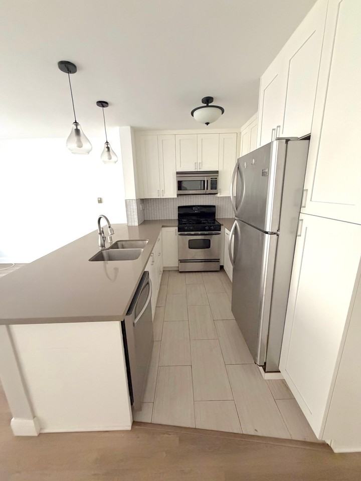 1008 7th St #5 - Photo 7 of 28