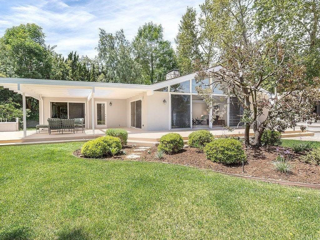 8 Aurora Dr - Photo 4 of 20