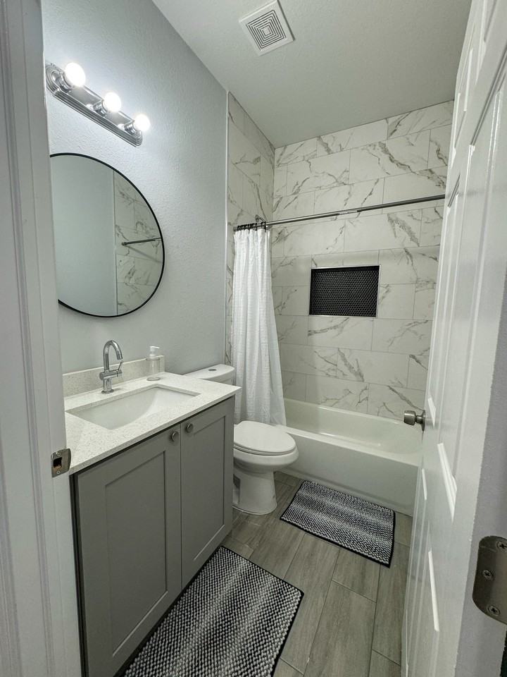 1033 W 32nd St - Photo 3 of 7