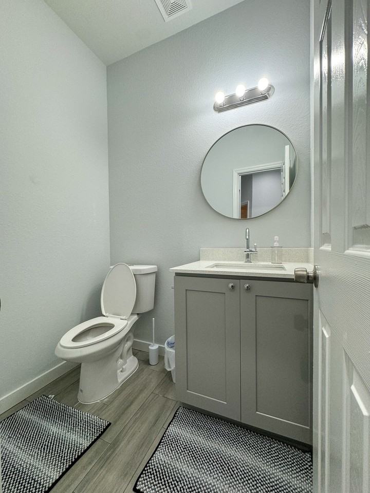 1033 W 32nd St - Photo 4 of 7