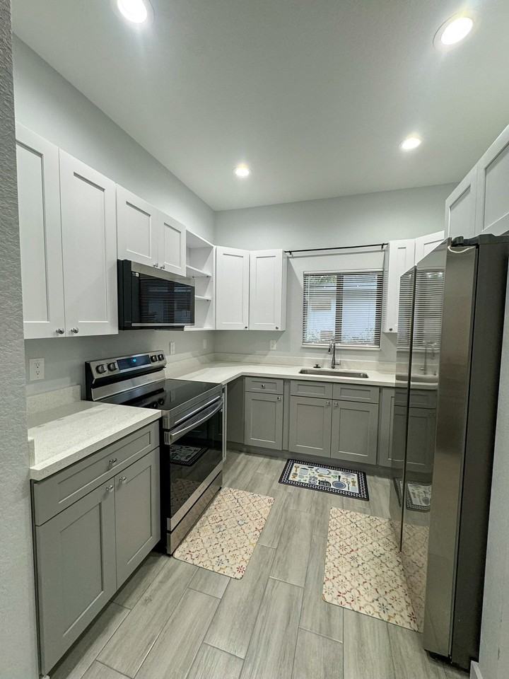 1033 W 32nd St - Photo 5 of 7