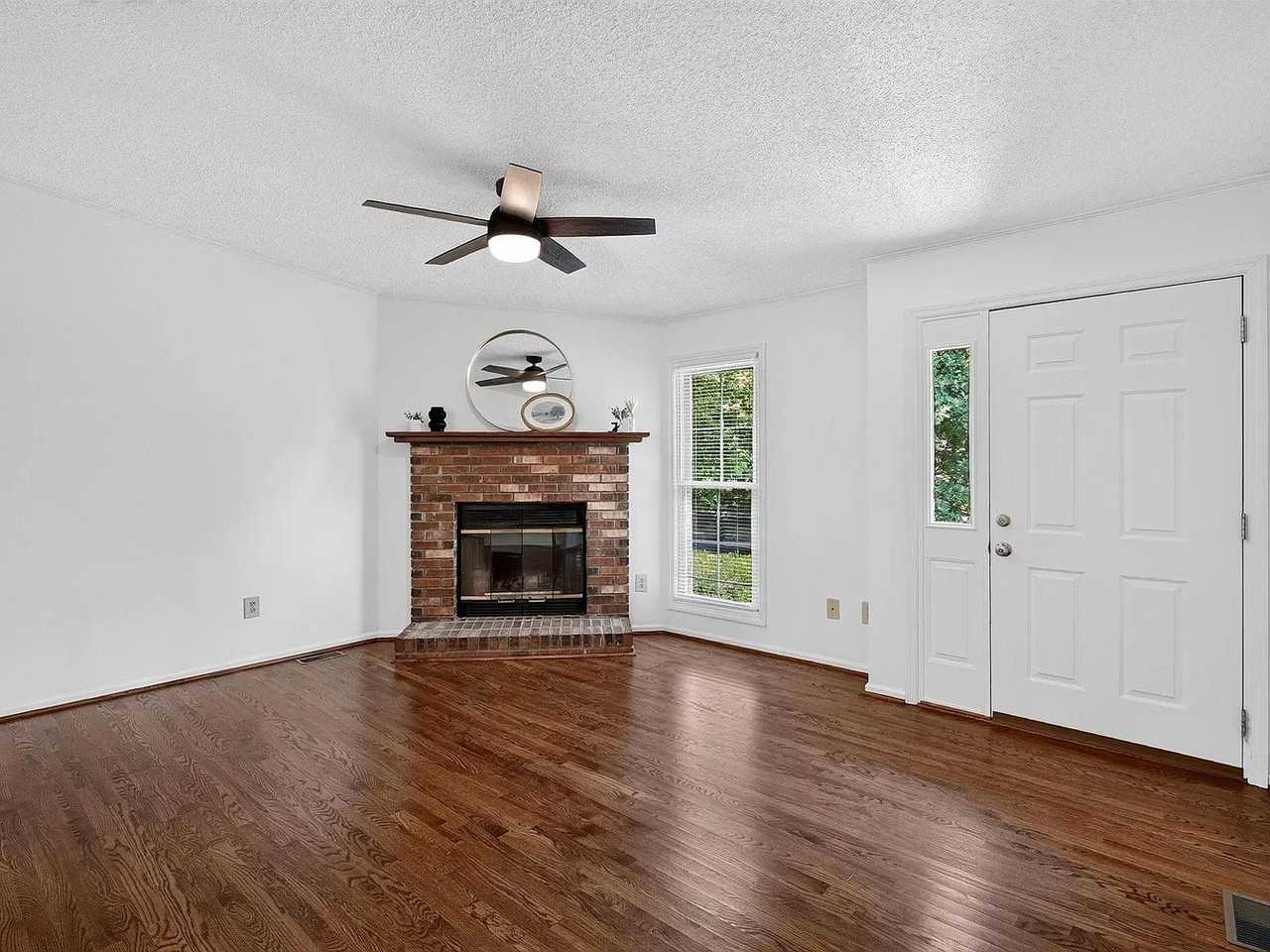 8 Wedgewater Ct - Photo 3 of 12