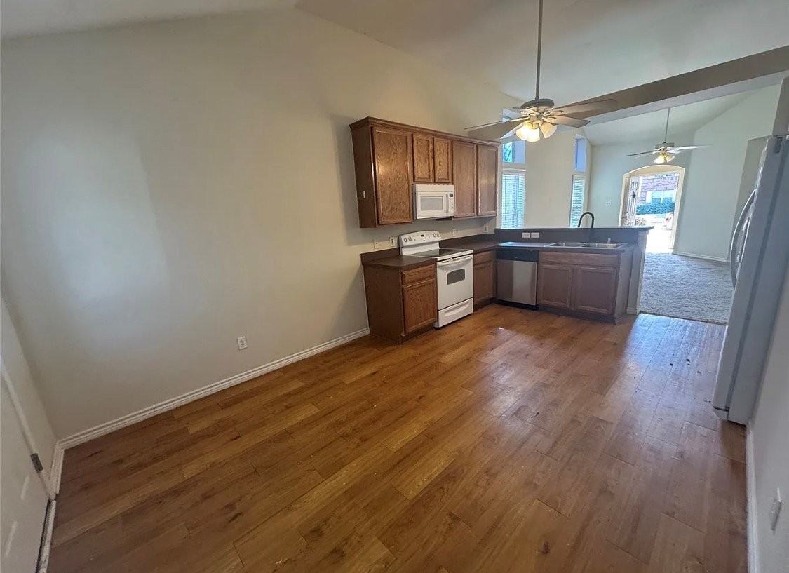 8905 Stewart St - Photo 3 of 10