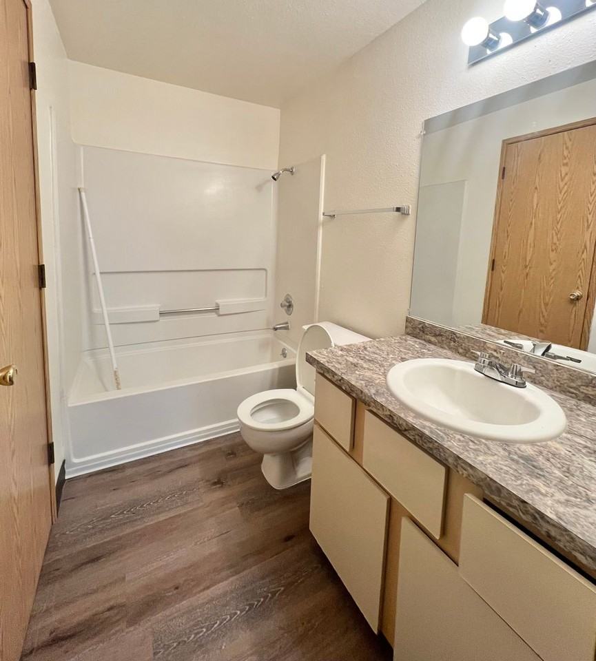 Willow Creek Apartments - Photo 4 of 35
