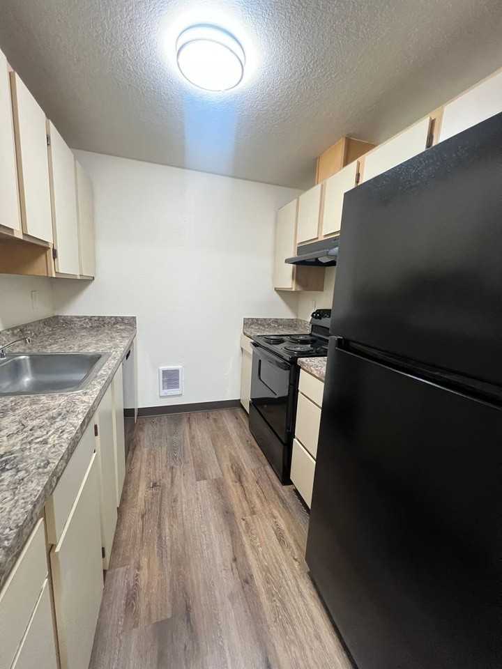 Willow Creek Apartments - Photo 5 of 35