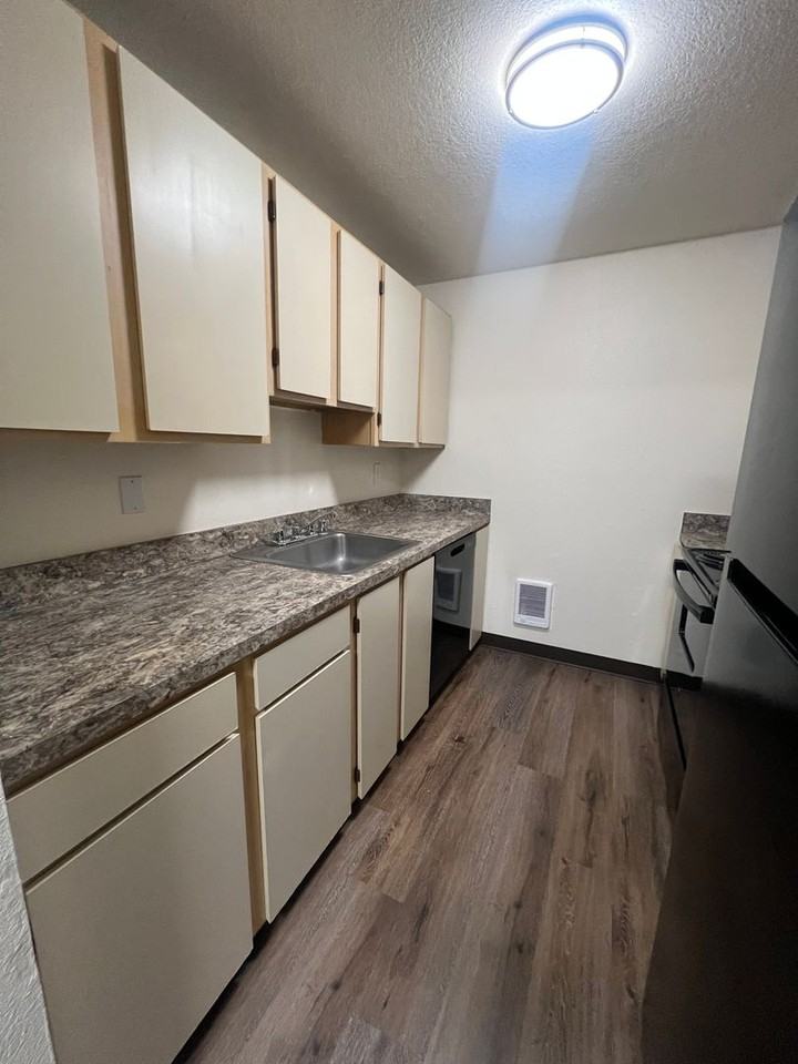 Willow Creek Apartments - Photo 6 of 35