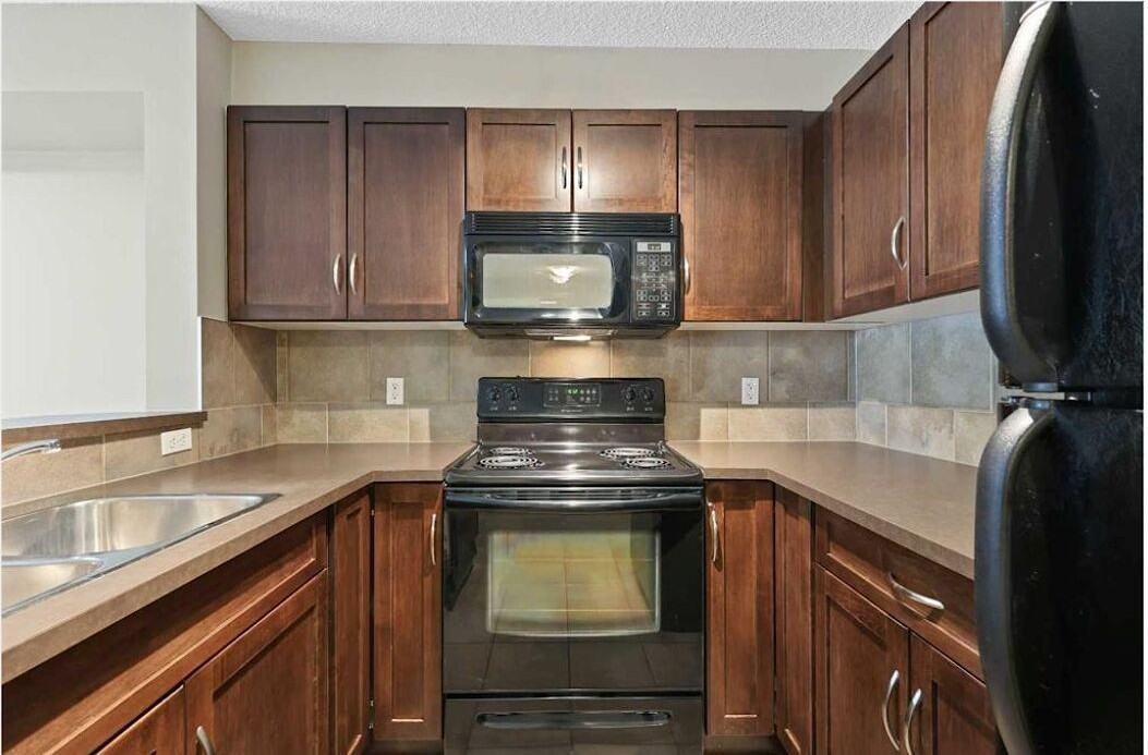 115 Prestwick Villas Se - Photo 2 of 8
