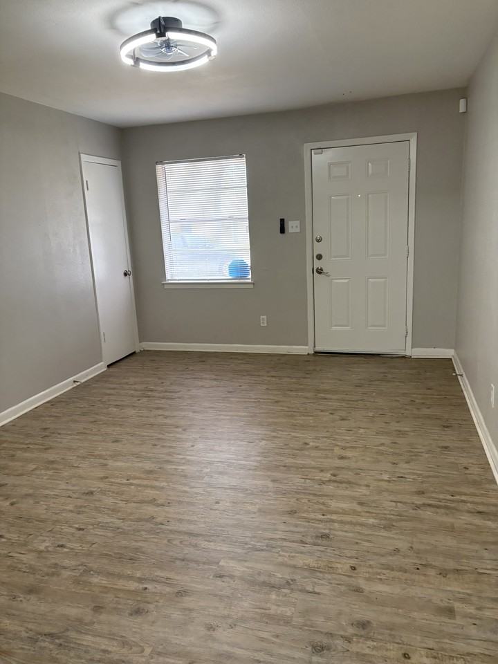2523 Normont Cir #2523 - Photo 4 of 21