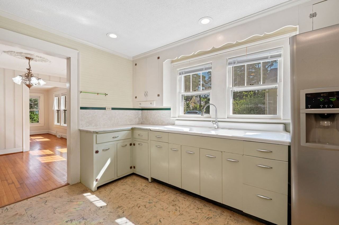 303 W Carver St - Photo 7 of 20