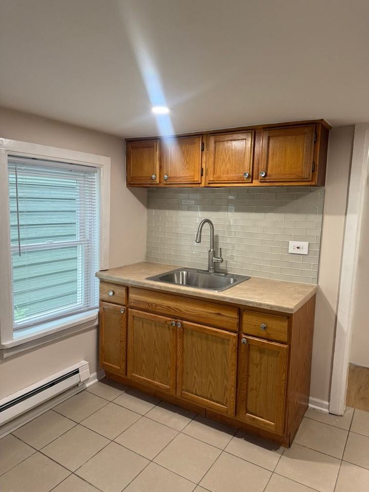 2244 W Farragut Ave #1 - Photo 2 of 7