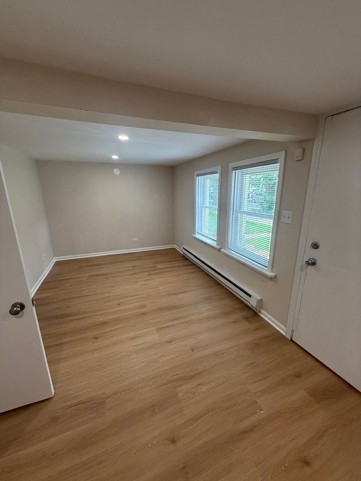2244 W Farragut Ave #1 - Photo 4 of 7
