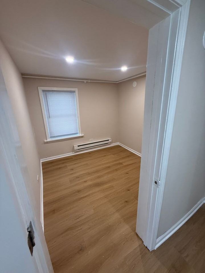 2244 W Farragut Ave #1 - Photo 5 of 7