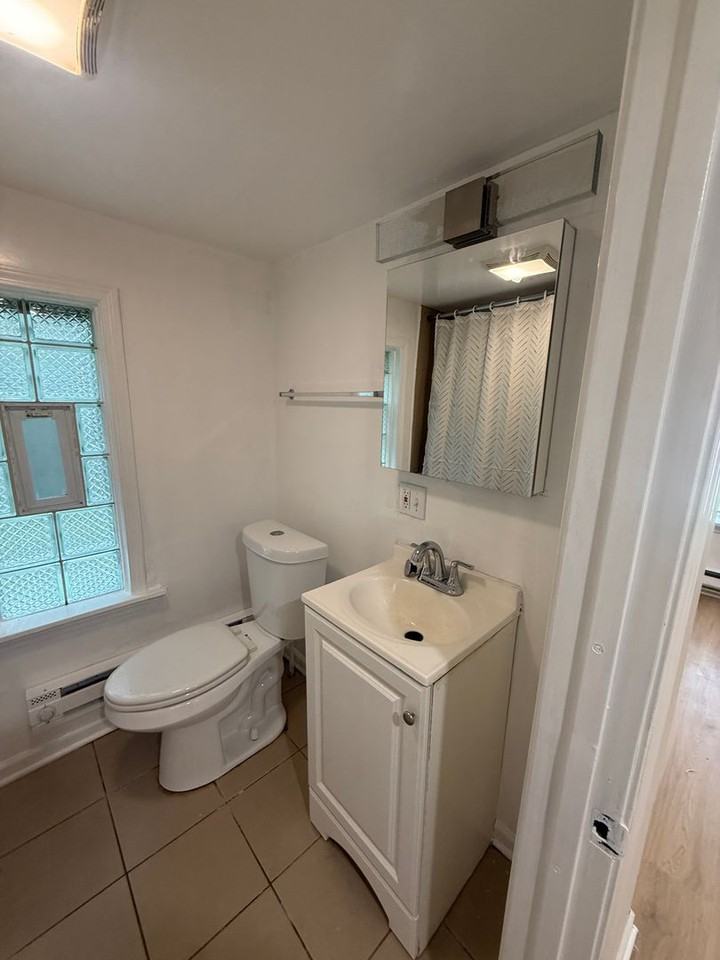 2244 W Farragut Ave #1 - Photo 7 of 7