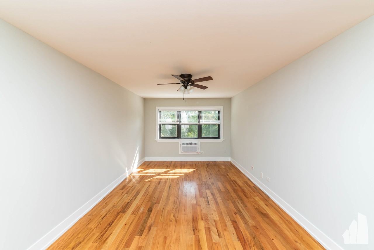 445 W Barry Ave #101 - Photo 2 of 9