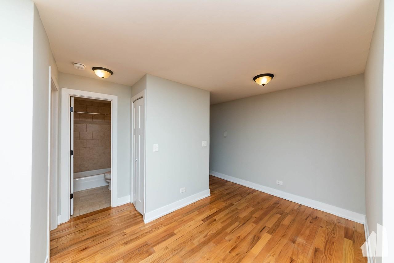 445 W Barry Ave #101 - Photo 4 of 9