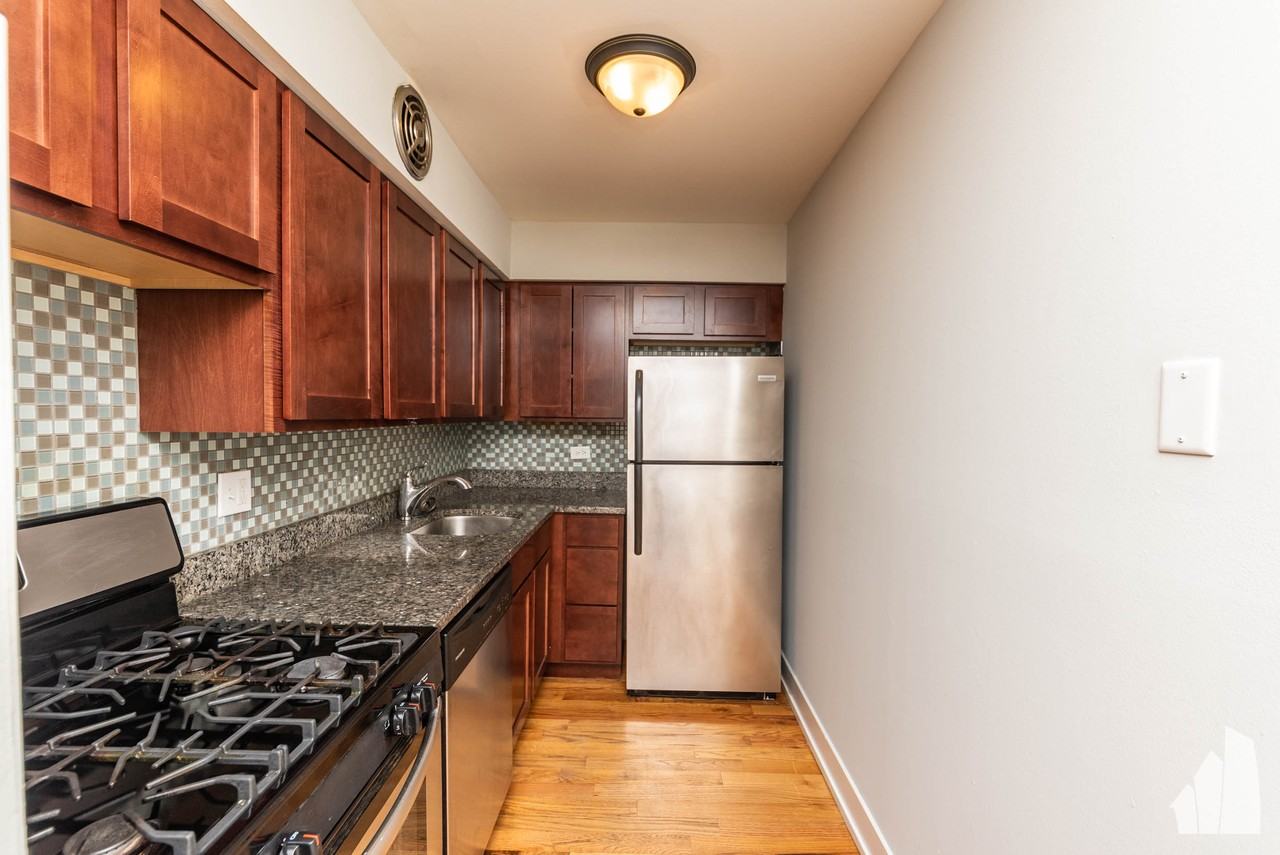 445 W Barry Ave #101 - Photo 5 of 9