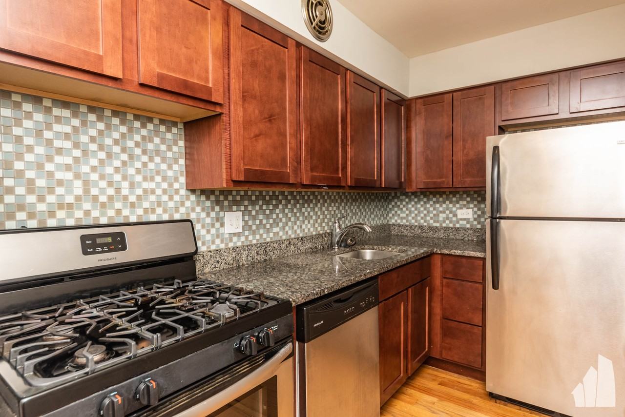 445 W Barry Ave #101 - Photo 6 of 9