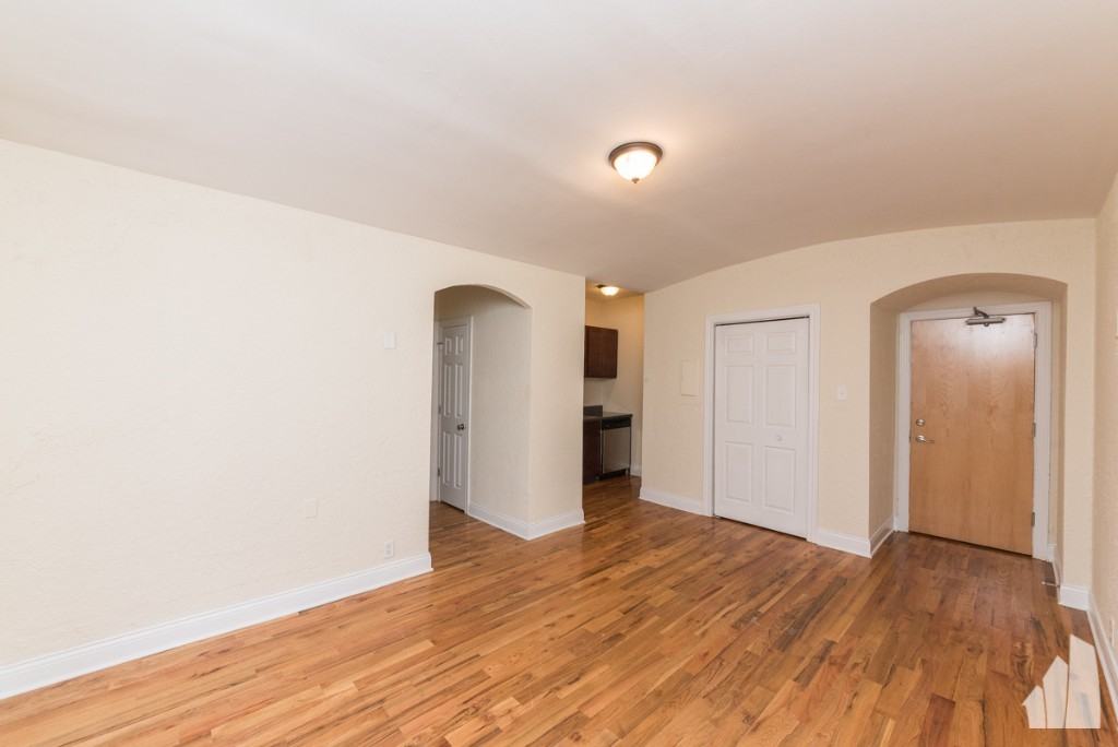 536 W Arlington Pl #008 - Photo 3 of 8