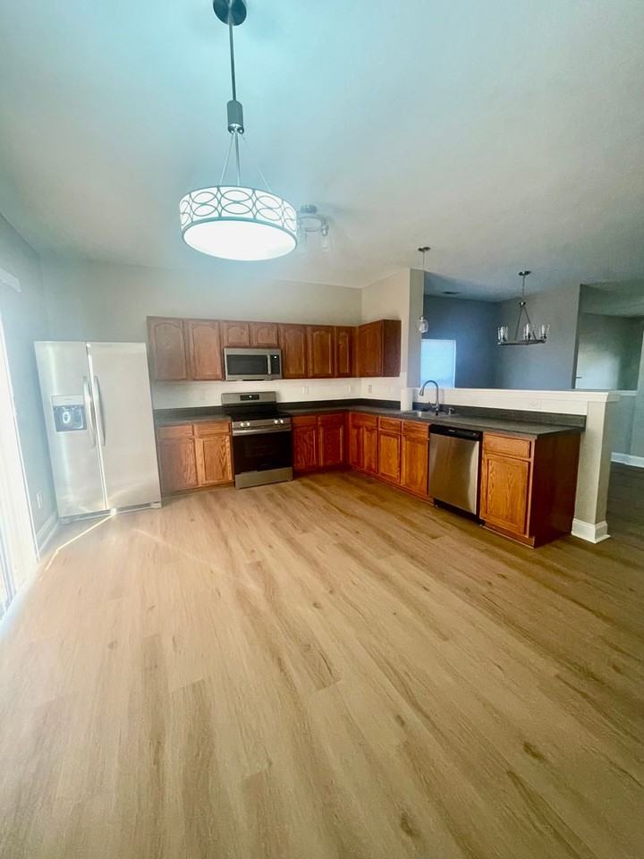 9102 Newfield St - Photo 4 of 12
