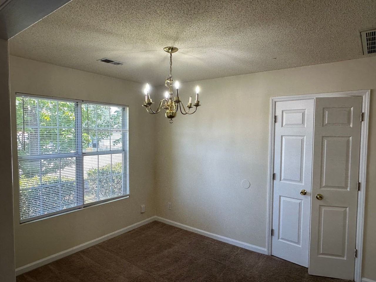134 Lauren Cir - Photo 5 of 17