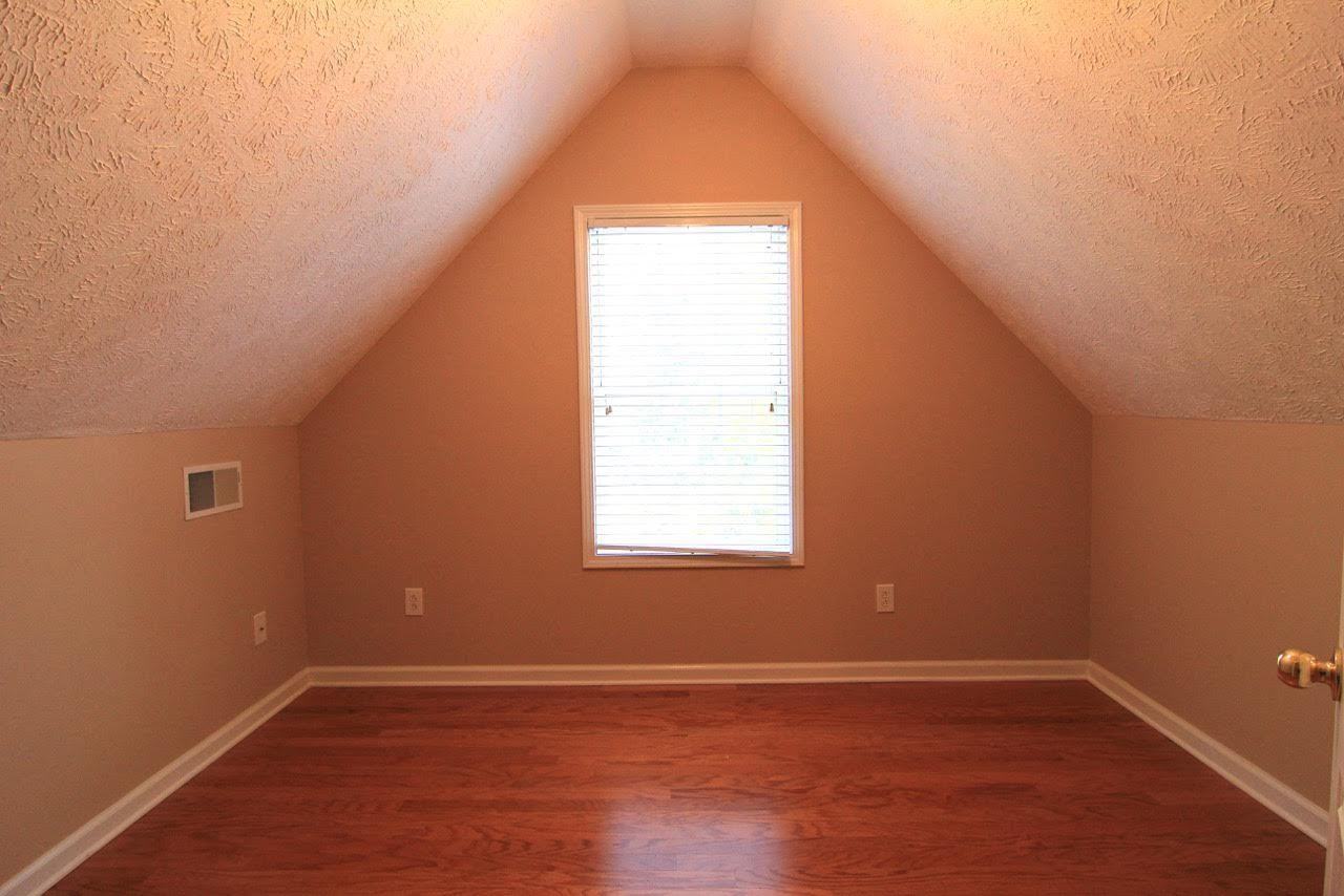 2552 Lismore Dr - Photo 3 of 10