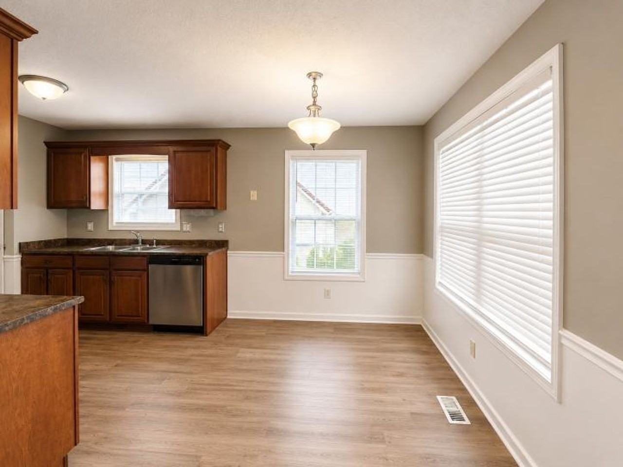 1423 Addison Dr - Photo 5 of 25