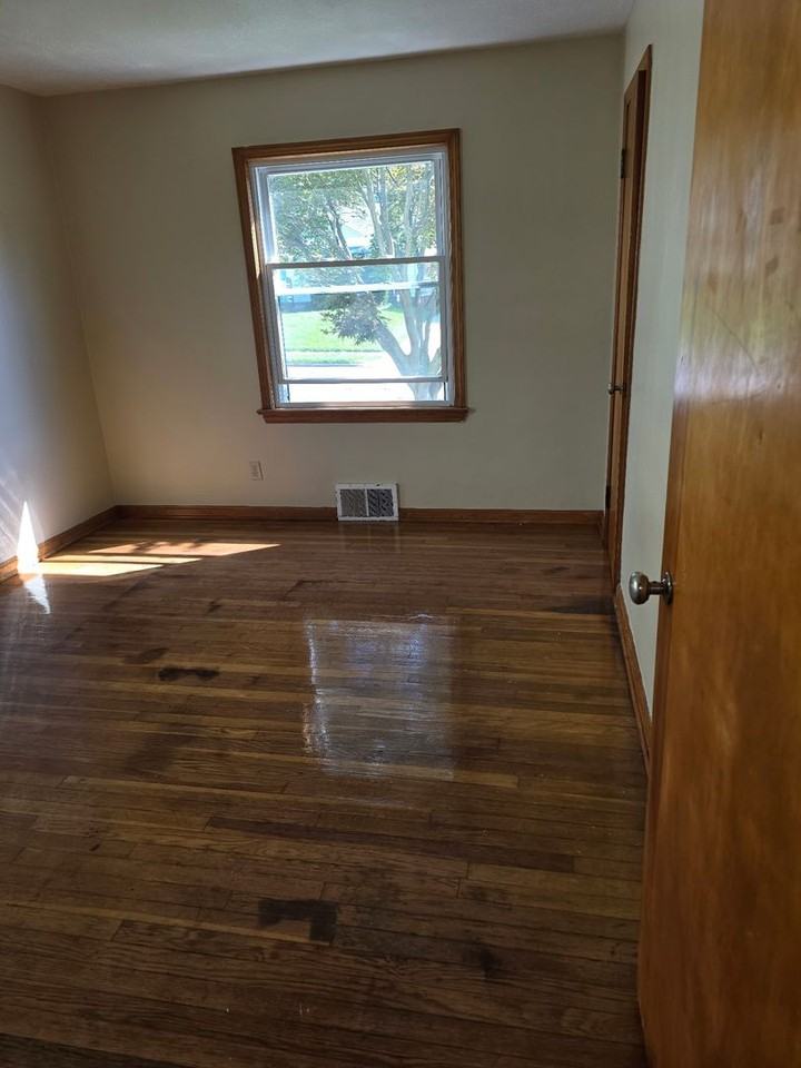 12405 Reindeer Ave - Photo 6 of 10