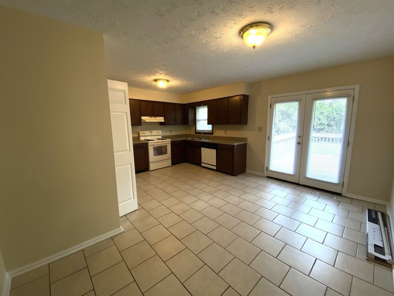 1505 Kelly Cir - Photo 4 of 20