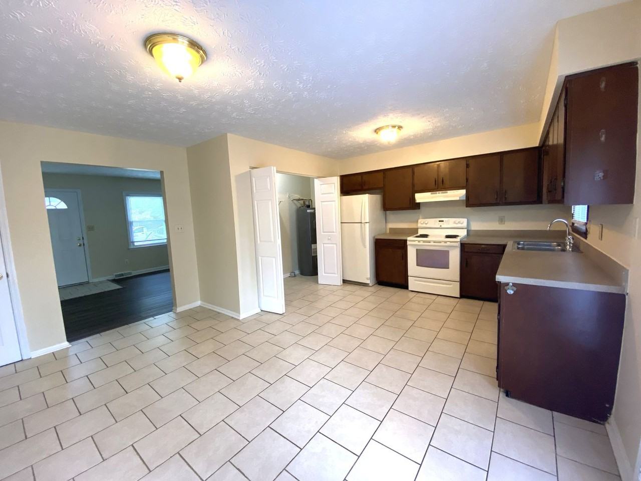 1505 Kelly Cir - Photo 6 of 20