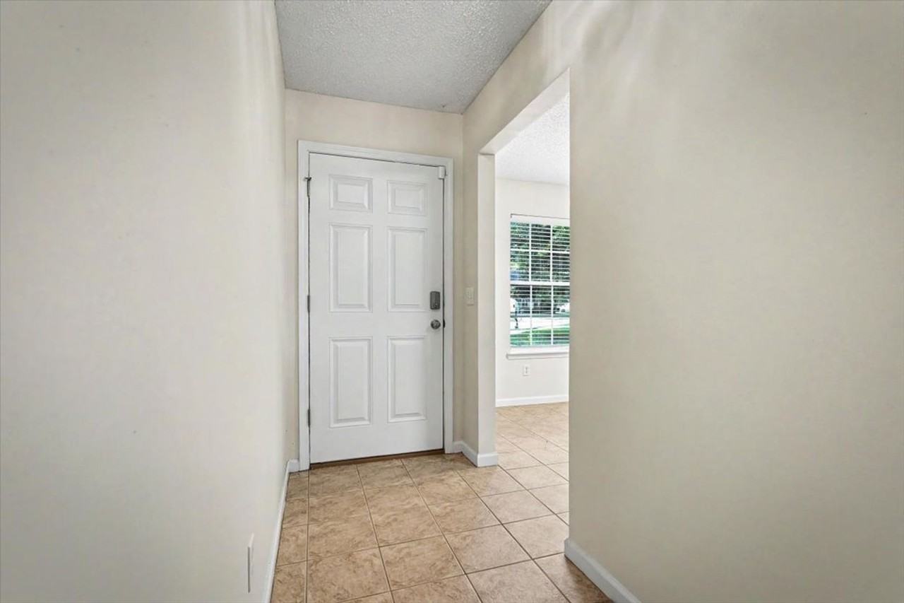 10930 Lauren Oak Ln S - Photo 3 of 20