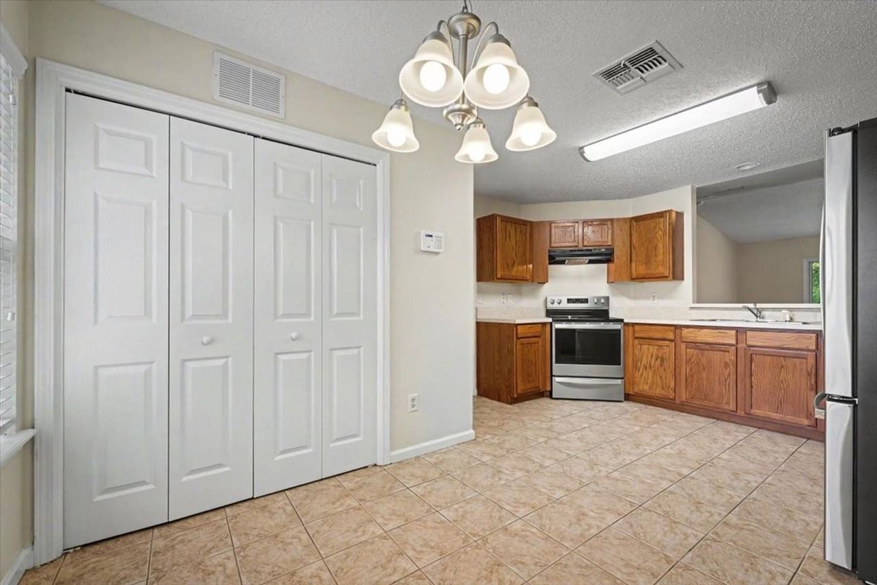 10930 Lauren Oak Ln S - Photo 4 of 20