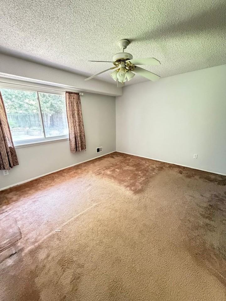 28 Cambridge Dr - Photo 2 of 34