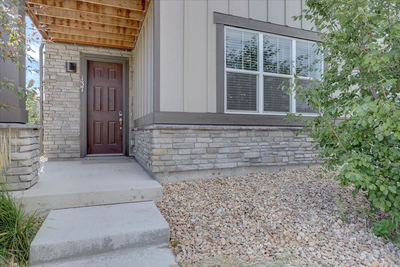 137 Ambrose St - Photo 3 of 28