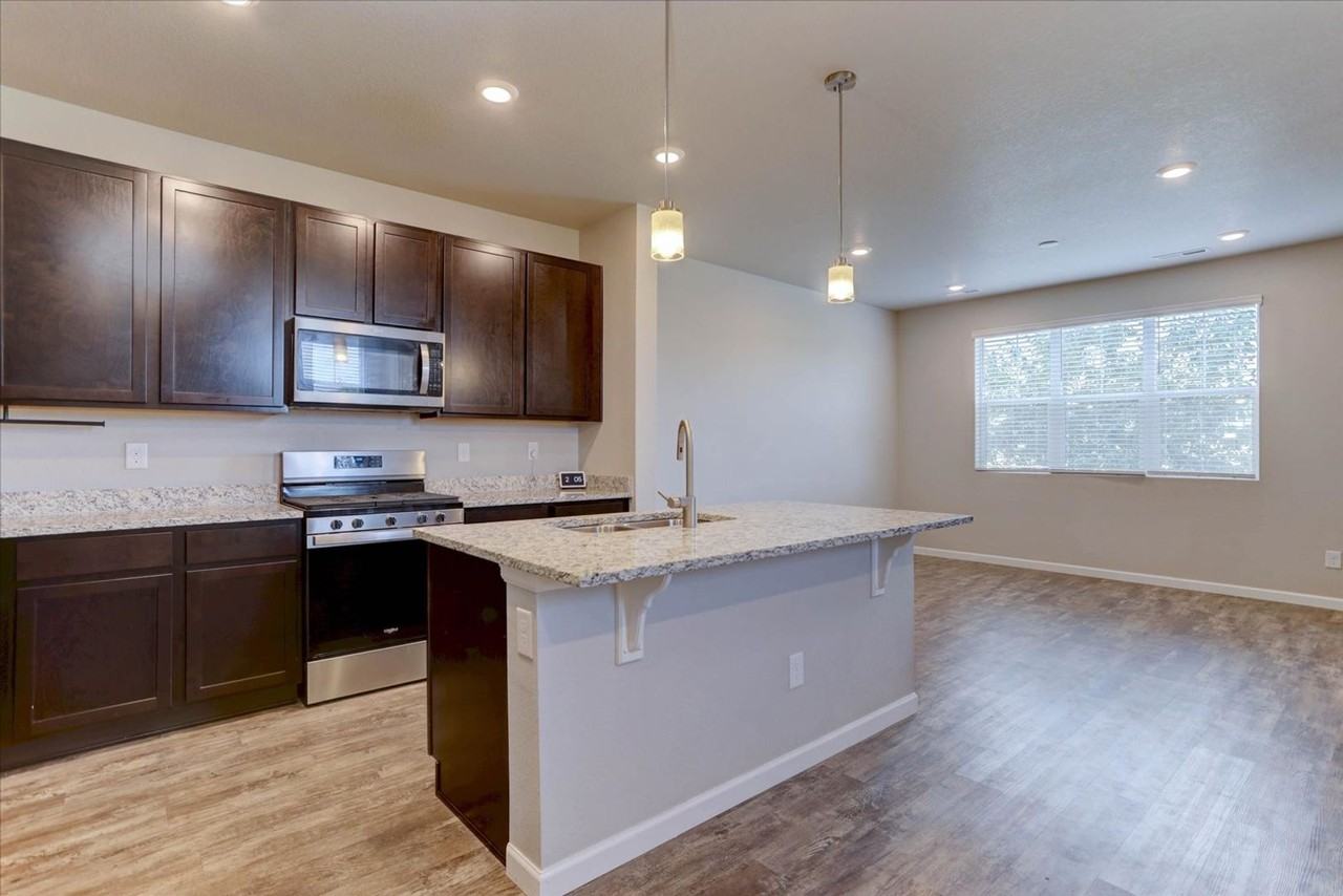 137 Ambrose St - Photo 4 of 28