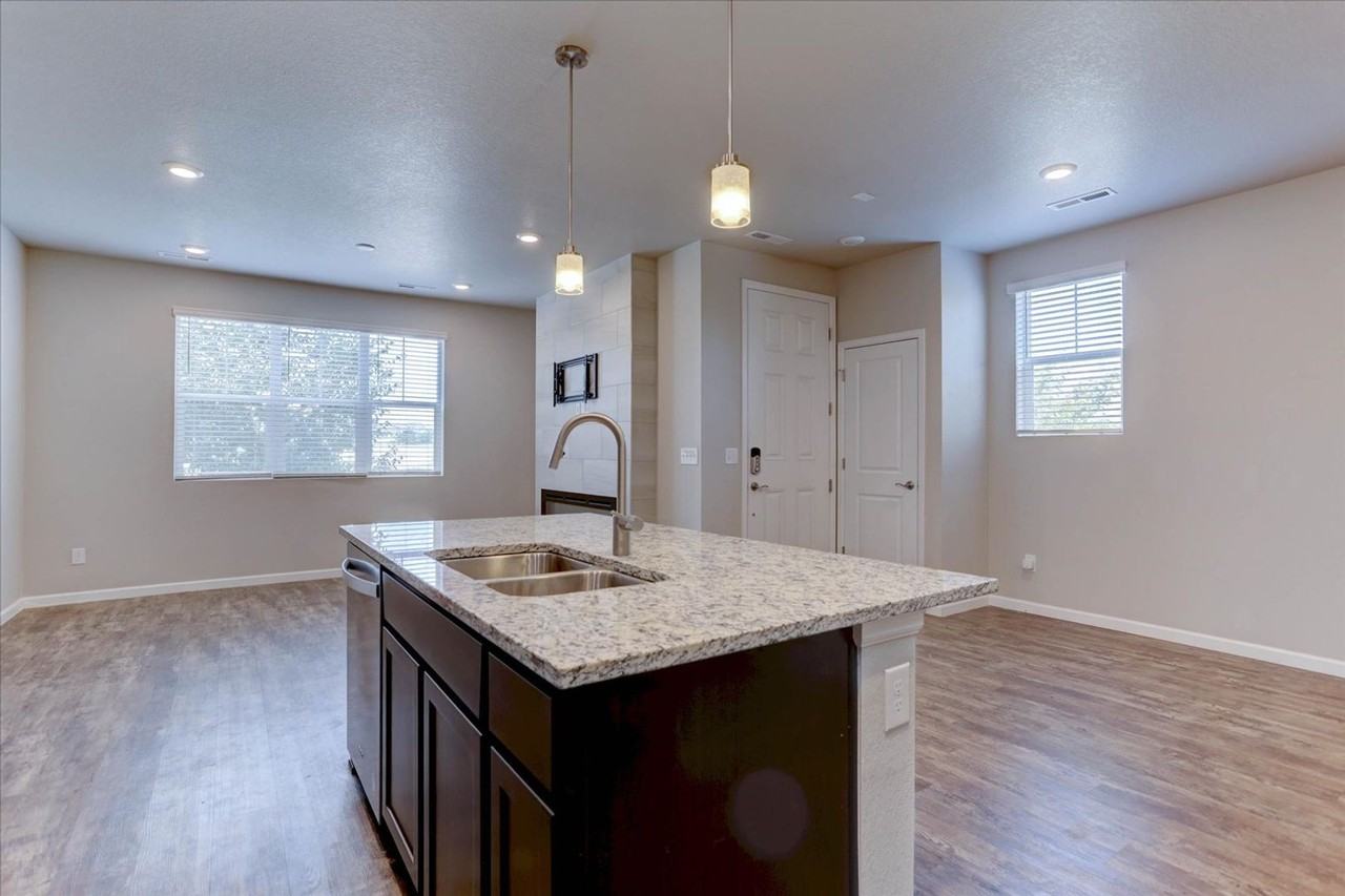 137 Ambrose St - Photo 6 of 28