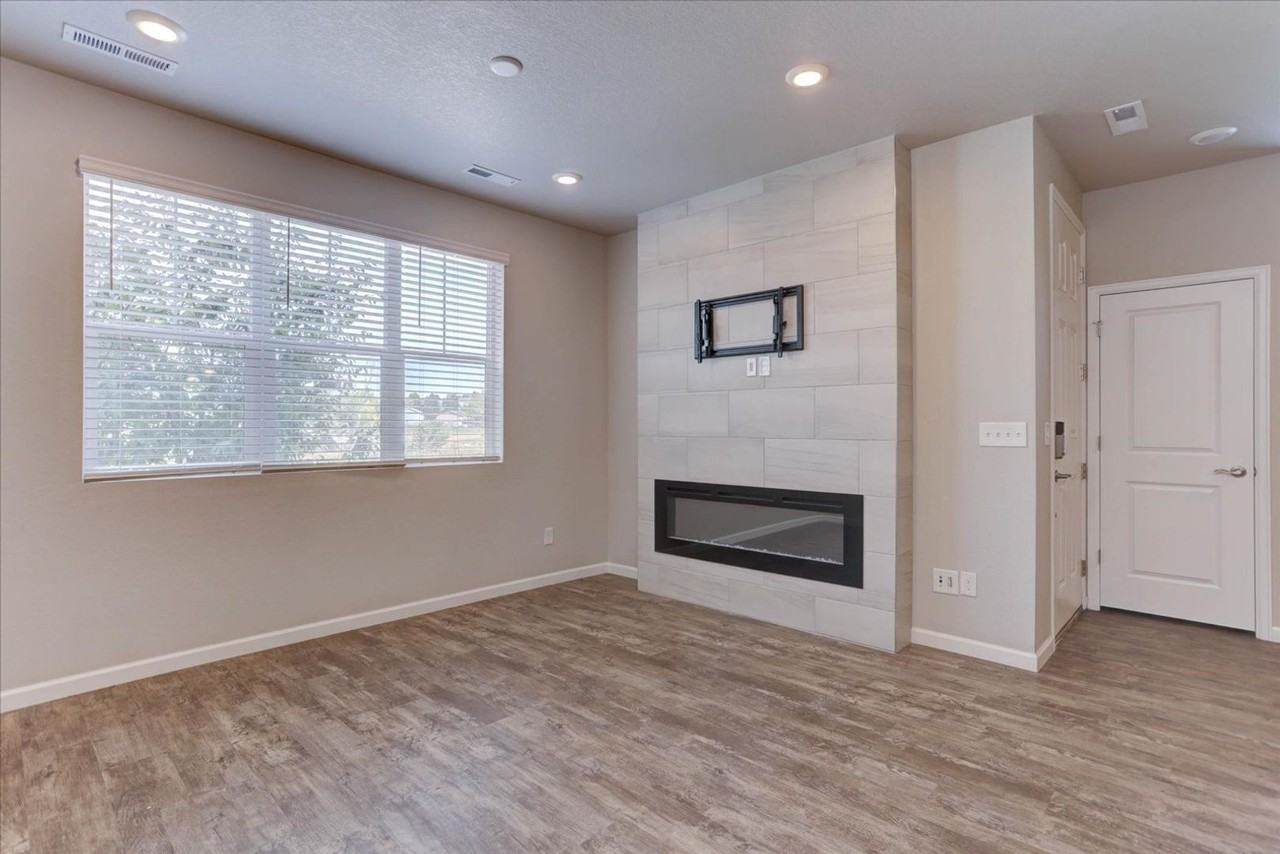 137 Ambrose St - Photo 7 of 28