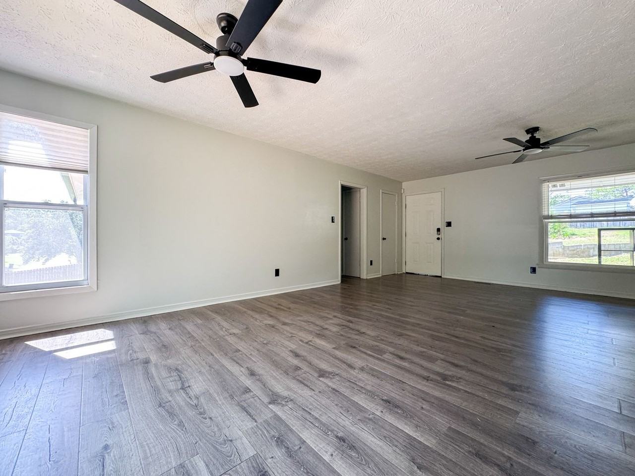 239 Tiverton St - Photo 3 of 22