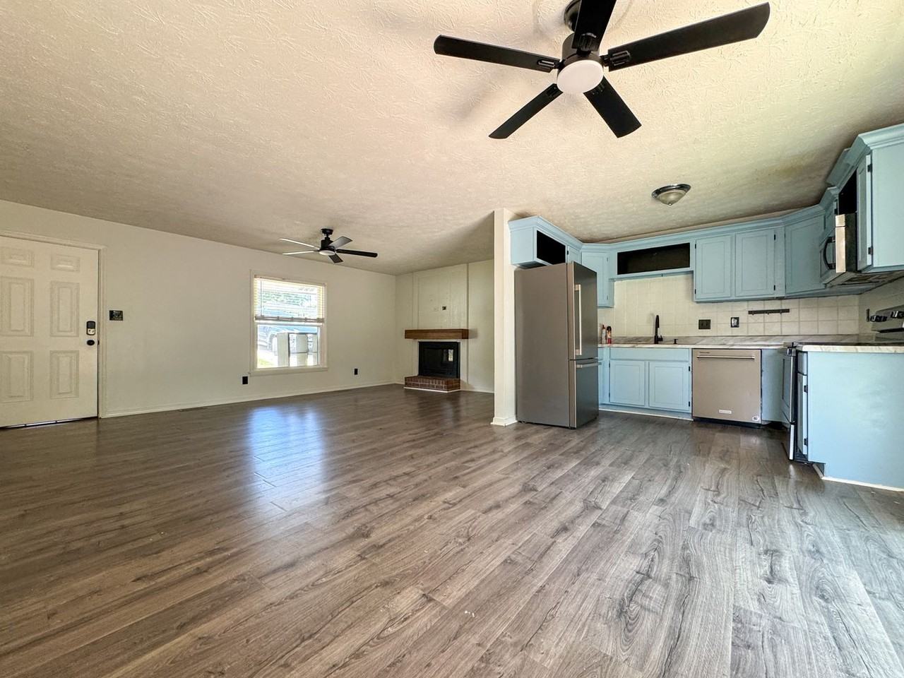 239 Tiverton St - Photo 5 of 22