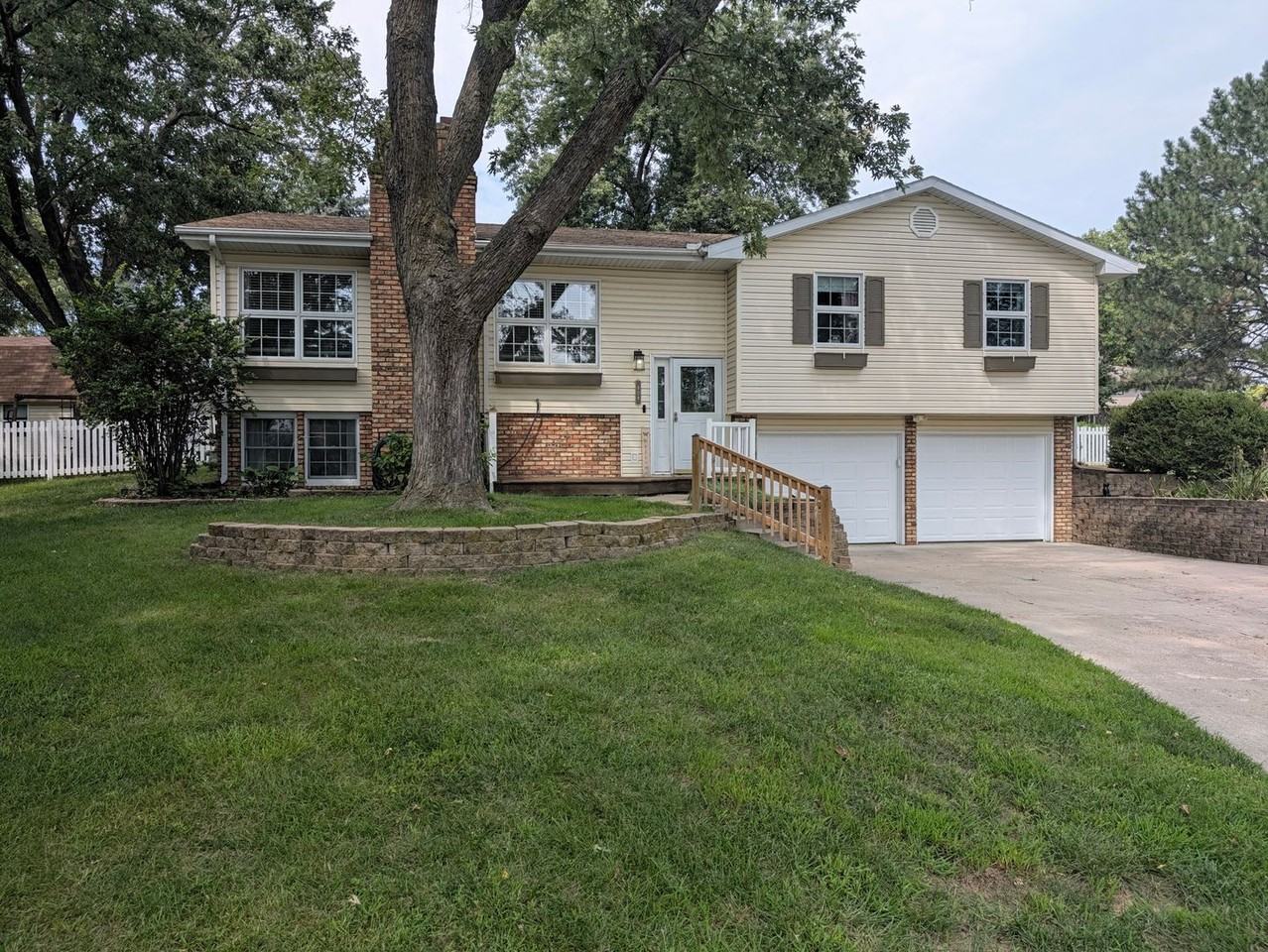 808 Leprechaun Ln - Photo 3 of 50