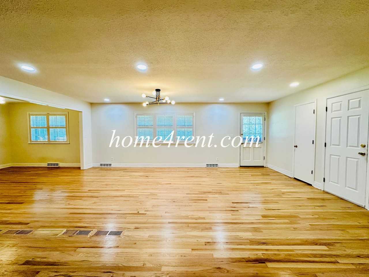 11131 Wornall Rd - Photo 4 of 48