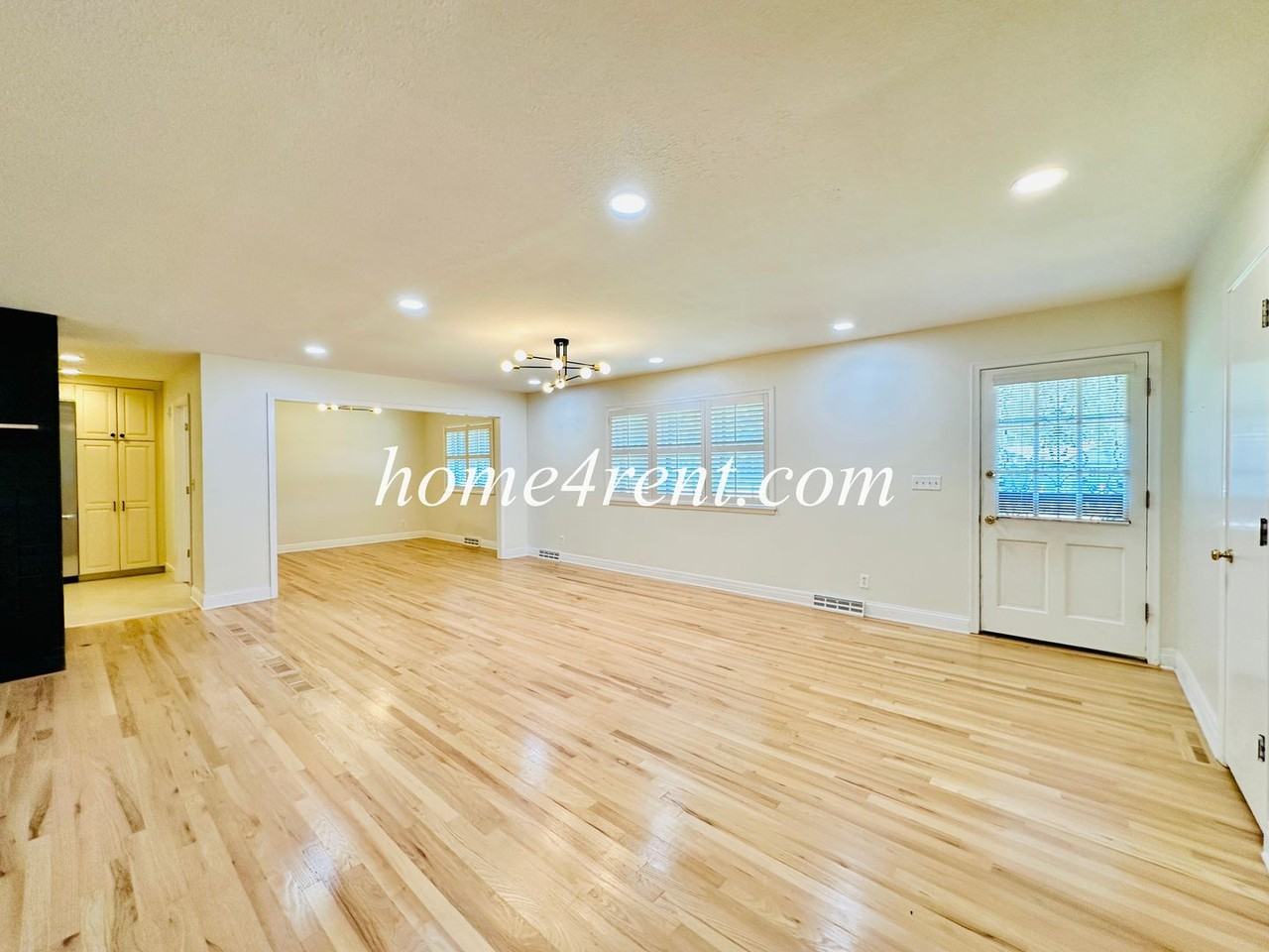 11131 Wornall Rd - Photo 5 of 48