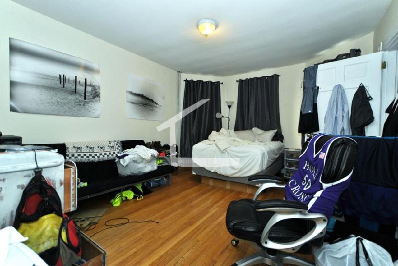 243 N Harvard St - Photo 4 of 8